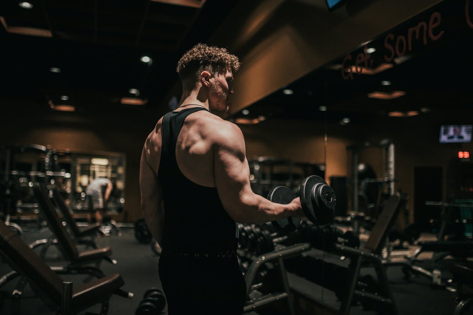 Entrenamiento de fuerza en gimnasio